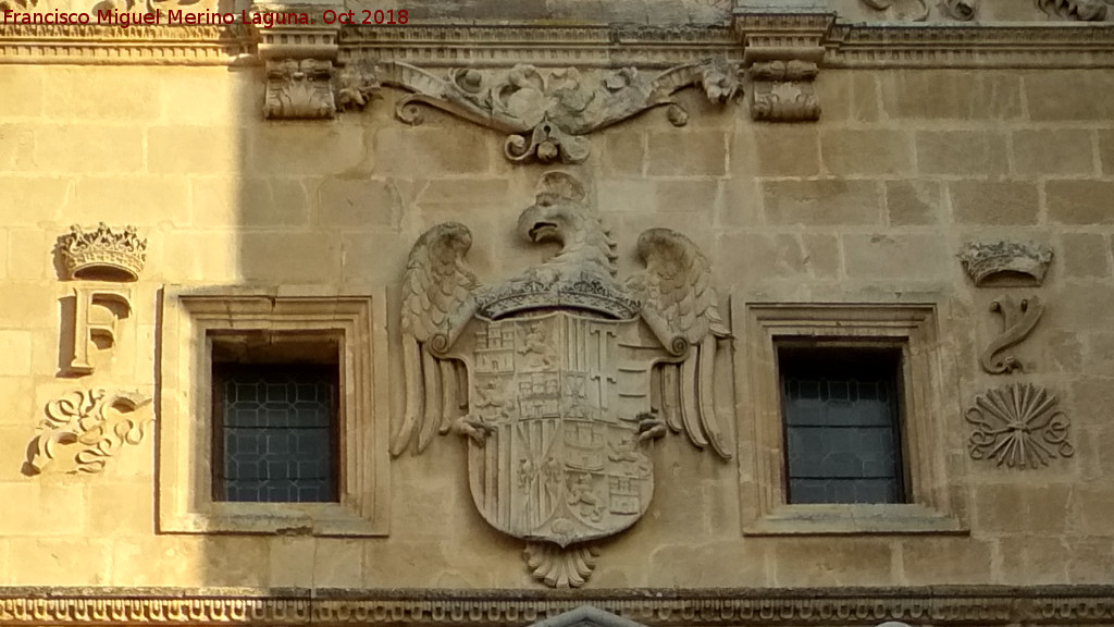 Monasterio de San Jernimo. Fachada de la Iglesia - Monasterio de San Jernimo. Fachada de la Iglesia. Escudo y las iniciales de Fernando e Isabel