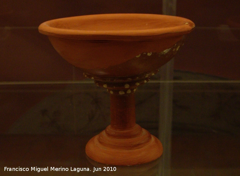 Ciudad iberorromana de Isturgi - Ciudad iberorromana de Isturgi. Copa a torno con decoracin barbotina siglo I-II dC. Museo Arqueolgico Provincial