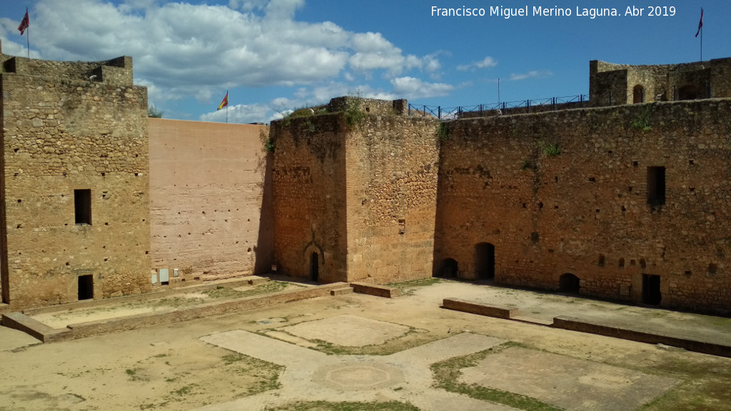 Castillo de los Guzmanes. Torre Cuadrangular Sur - Castillo de los Guzmanes. Torre Cuadrangular Sur. Vistas desde su puerta