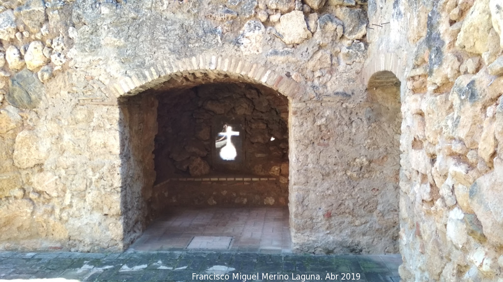 Castillo de los Guzmanes. Patio de la Barbacana - Castillo de los Guzmanes. Patio de la Barbacana. Tronera