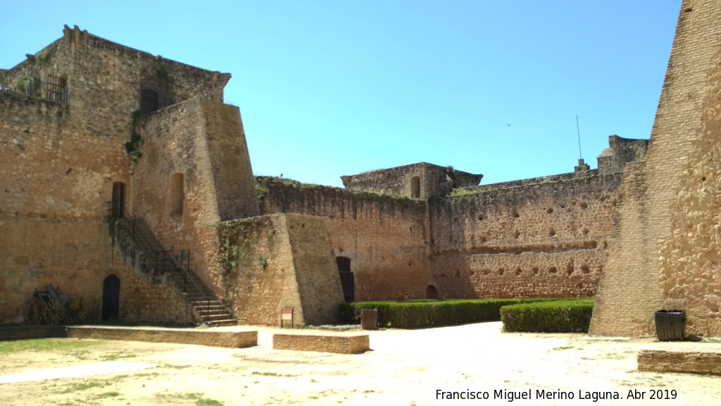 Castillo de los Guzmanes. Plaza de Armas - Castillo de los Guzmanes. Plaza de Armas. Desde la entrada a la Torre del Homenaje