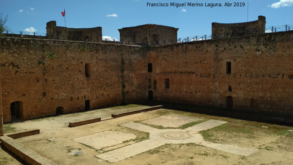 Castillo de los Guzmanes. Plaza de Armas - Castillo de los Guzmanes. Plaza de Armas. Desde la entrada a la Torre Cuadrangular Norte