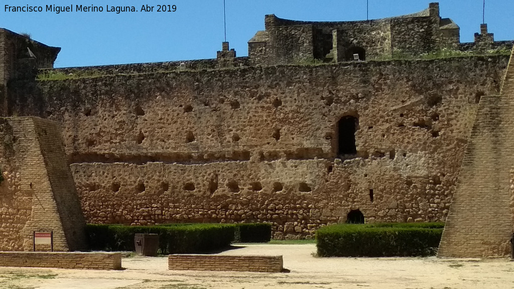 Castillo de los Guzmanes. Patio de Caballeras - Castillo de los Guzmanes. Patio de Caballeras. 