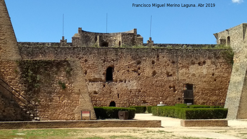 Castillo de los Guzmanes. Patio de Caballeras - Castillo de los Guzmanes. Patio de Caballeras. 