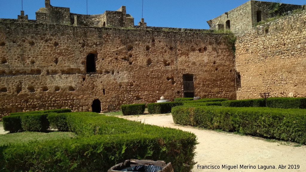 Castillo de los Guzmanes. Patio de Caballeras - Castillo de los Guzmanes. Patio de Caballeras. 