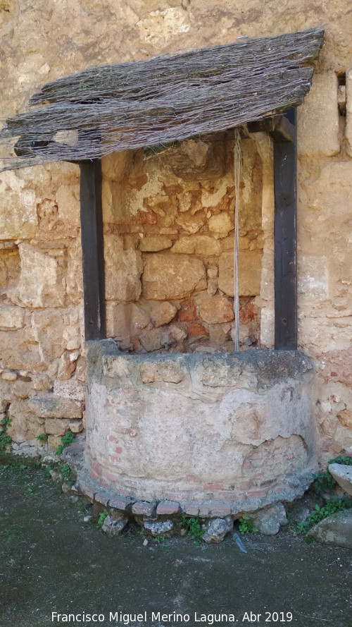 Castillo de los Guzmanes. Patio de Caballeras - Castillo de los Guzmanes. Patio de Caballeras. Pozo