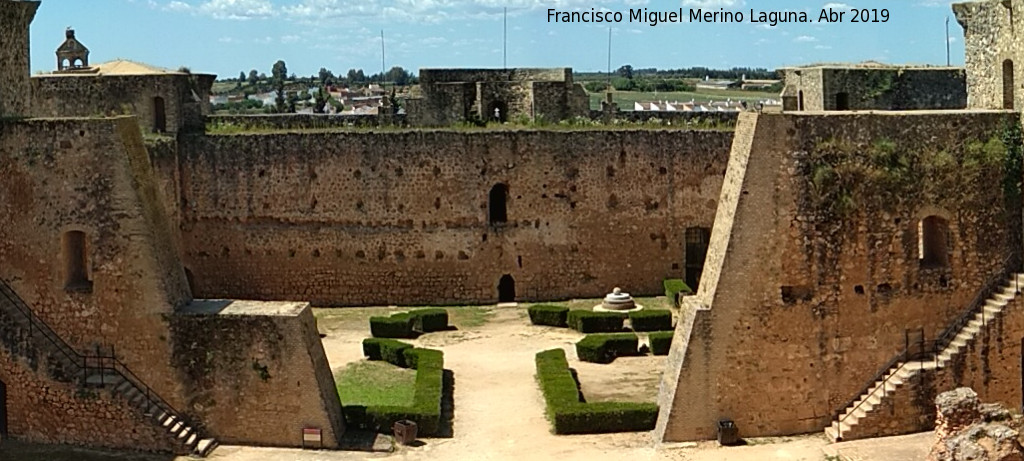 Castillo de los Guzmanes. Patio de Caballeras - Castillo de los Guzmanes. Patio de Caballeras. 