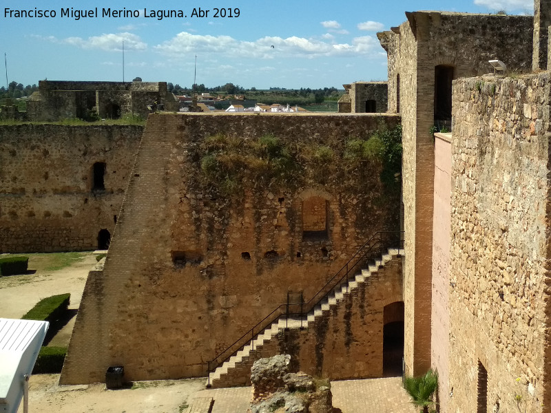 Castillo de los Guzmanes. Torre Cuadrangular Norte - Castillo de los Guzmanes. Torre Cuadrangular Norte. 