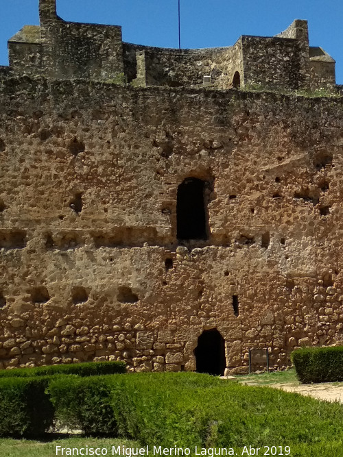 Castillo de los Guzmanes. Torre Circular Oeste - Castillo de los Guzmanes. Torre Circular Oeste. Intramuros