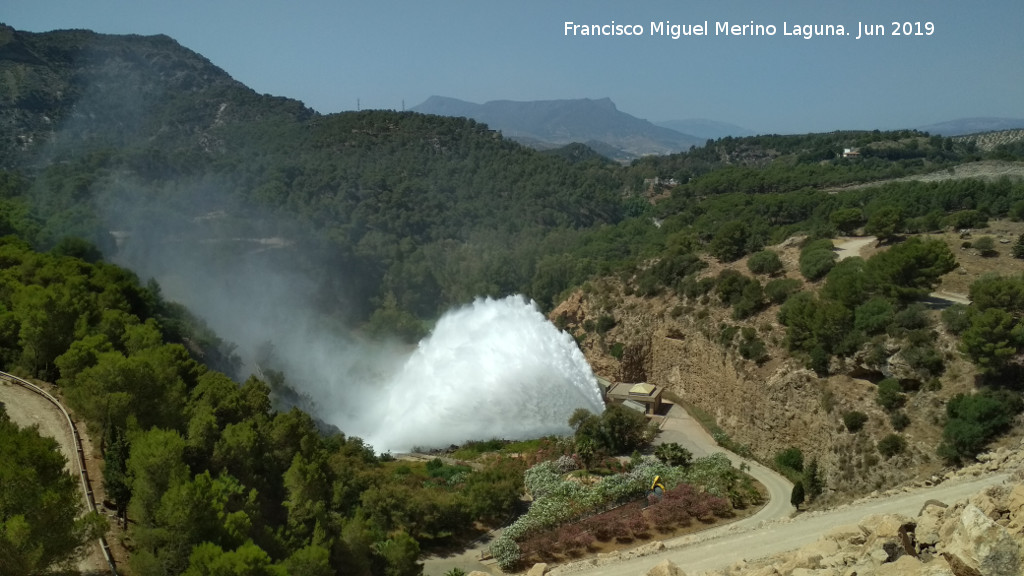 Pantano del Guadalhorce - Pantano del Guadalhorce. Desembalsando