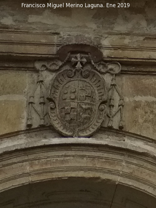 Iglesia de San Pedro y San Pablo. Portada - Iglesia de San Pedro y San Pablo. Portada. Escudo del arzobispo Pedro de Castro