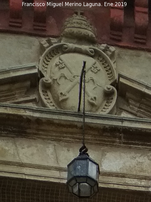 Iglesia de San Pedro y San Pablo. Portada - Iglesia de San Pedro y San Pablo. Portada. Insignias del Papado