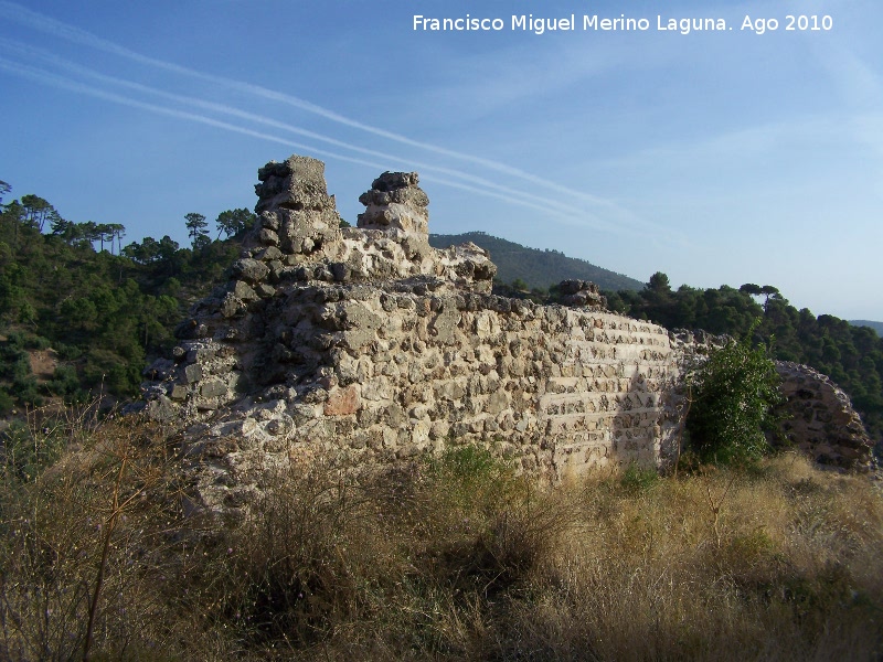 Muralla de la aldea medieval de La Espinareda - Muralla de la aldea medieval de La Espinareda. Muralla con restos de almenas y su paso de guardia