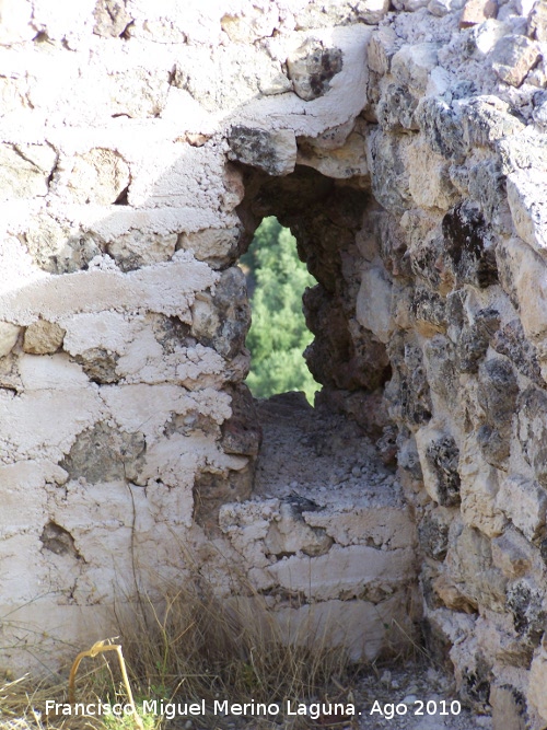 Muralla de la aldea medieval de La Espinareda - Muralla de la aldea medieval de La Espinareda. Saetera en una esquina de la muralla