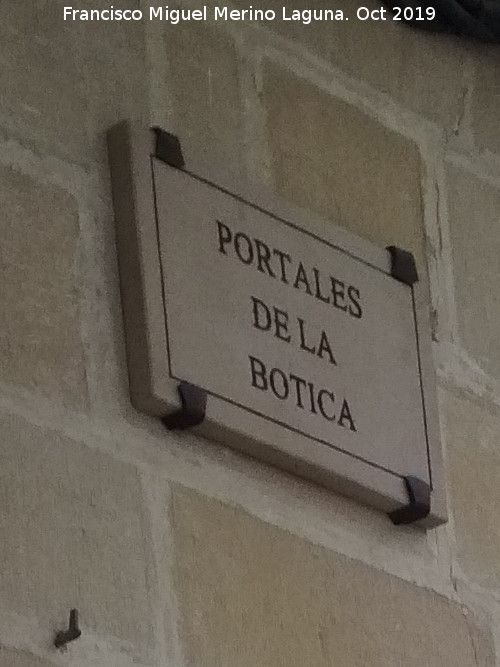 Portales de la Botica - Portales de la Botica. Placa