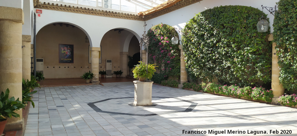 Bodegas Fundador - Bodegas Fundador. Patio