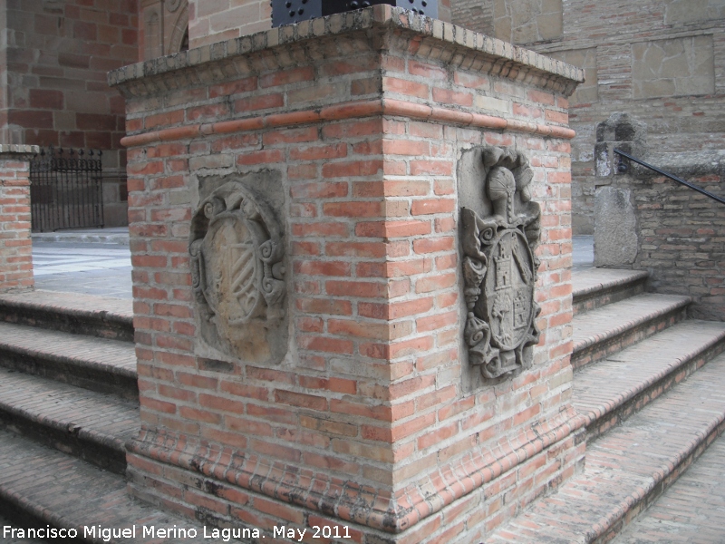 Plaza de la Encarnacin - Plaza de la Encarnacin. Escudos derechos