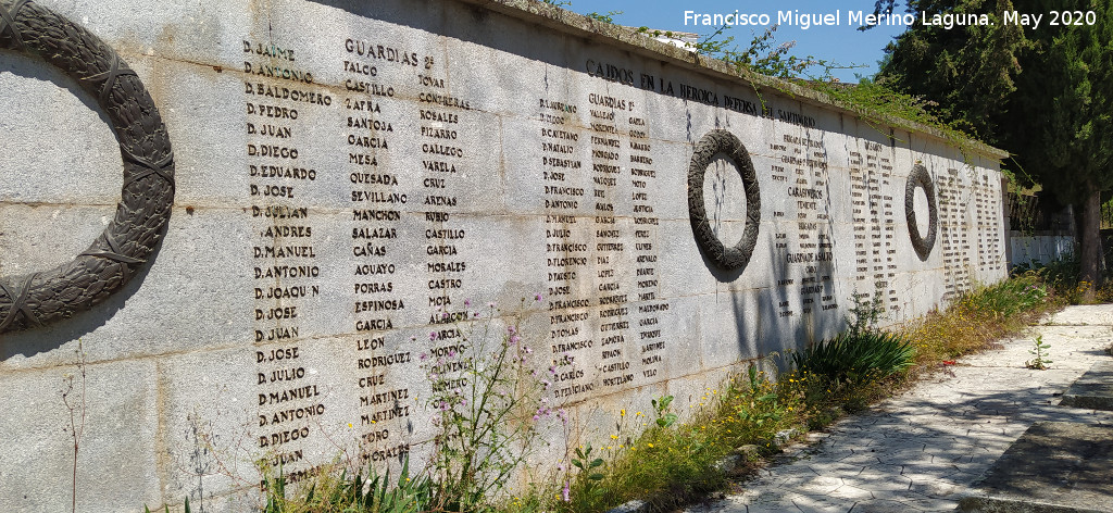 Cementerio del Santuario - Cementerio del Santuario. Muro de los ca�dos en la defensa del Santuario