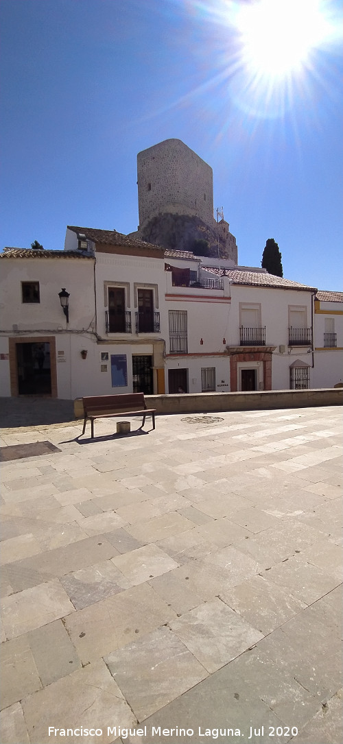Plaza de la Iglesia - Plaza de la Iglesia. Al fondo el Castillo de Olvera