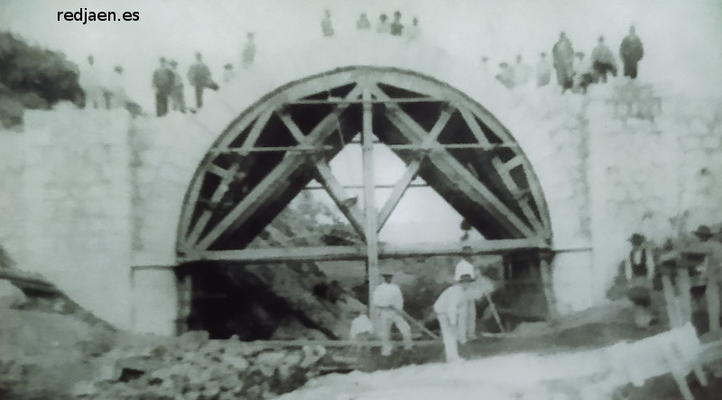 Historia de Olvera - Historia de Olvera. Foto antigua. Obras de la Carretera Pruna-Olvera. En su inauguraci�n se reparti� pan entre los pobres
