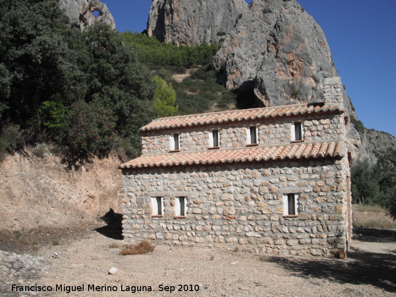 Ermita de las Peas de Castro - Ermita de las Peas de Castro. Con la Piedra del Agujero detrs