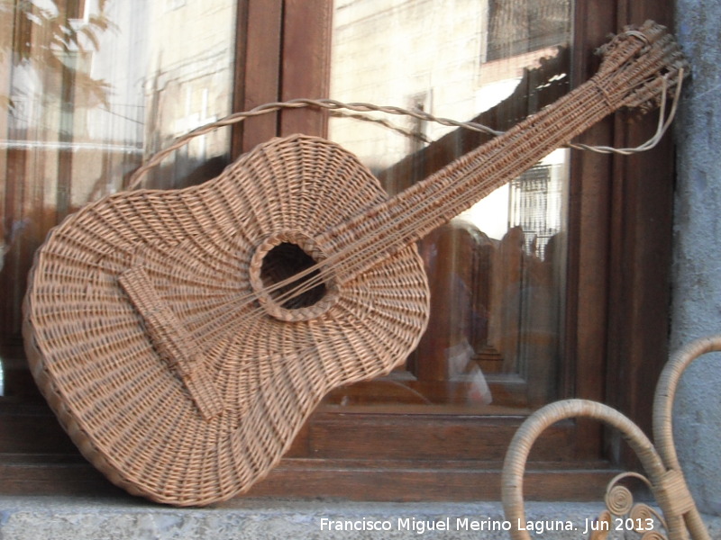 Artesana del mimbre - Artesana del mimbre. Guitarra de mimbre