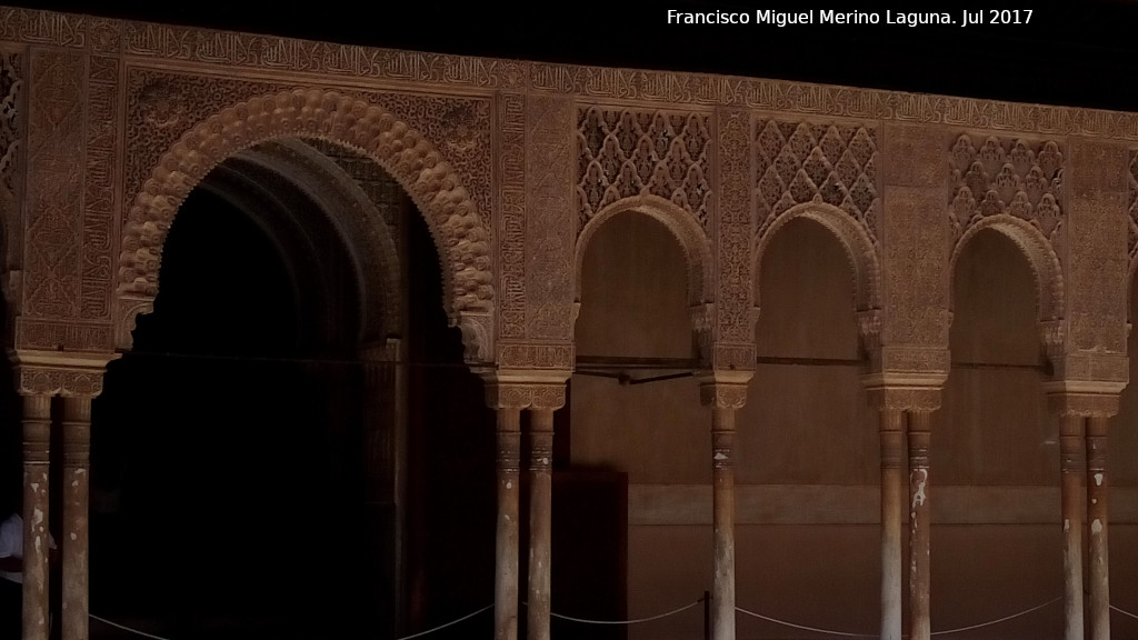 Alhambra. Patio de los Leones - Alhambra. Patio de los Leones. Arcadas