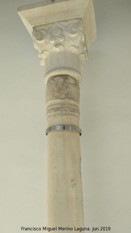 Convento de las Comendadoras de Santiago - Convento de las Comendadoras de Santiago. Columna de mrmol del siglo XIV. Museo Arqueolgico de Granada