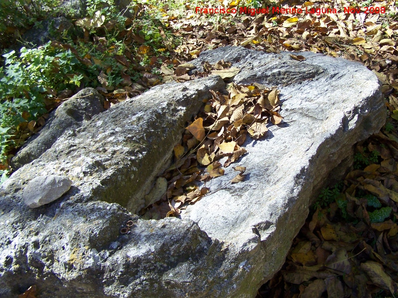 Lavaderos de Fuente de la Teja - Lavaderos de Fuente de la Teja. Pila de lavar tallada en piedra