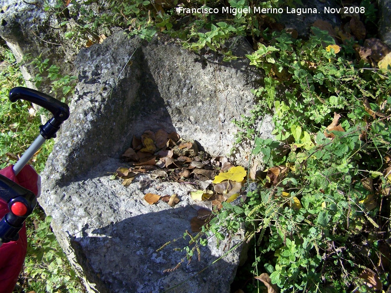 Lavaderos de Fuente de la Teja - Lavaderos de Fuente de la Teja. Pila de lavar tallada en piedra