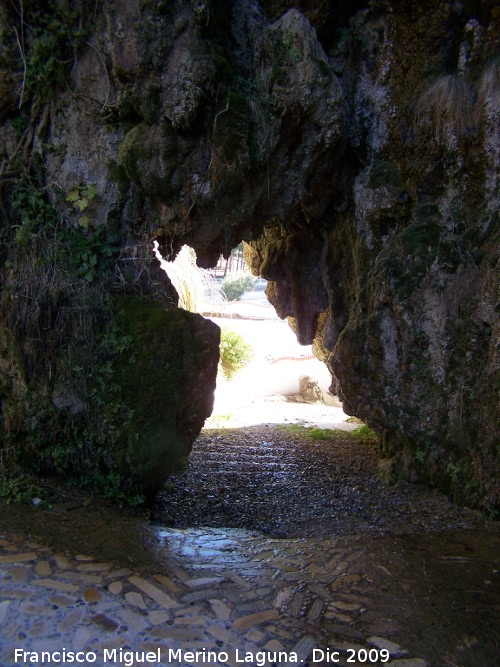 Balneario de Alicn de las Torres - Balneario de Alicn de las Torres. Paso a travs del Acueducto del Toril