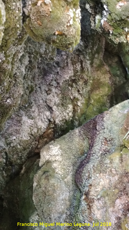 Cascada del Acueducto del Toril - Cascada del Acueducto del Toril. Cueva lateral