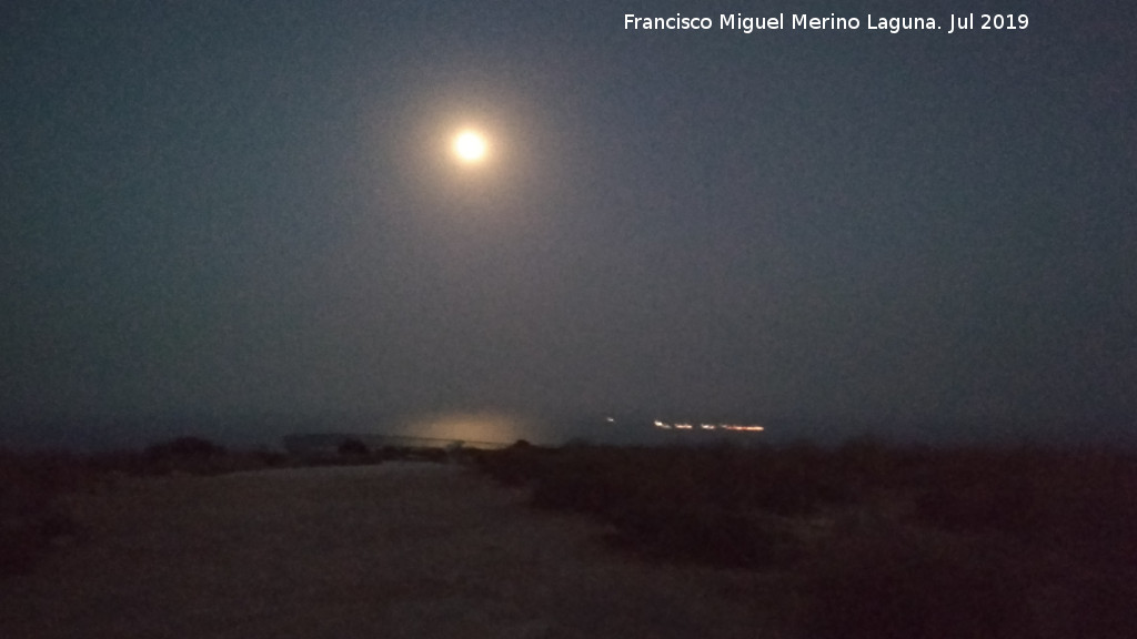 Sierra y Cabo de Santa Pola - Sierra y Cabo de Santa Pola. Al fondo la Isla de Tabarca y la Luna llena