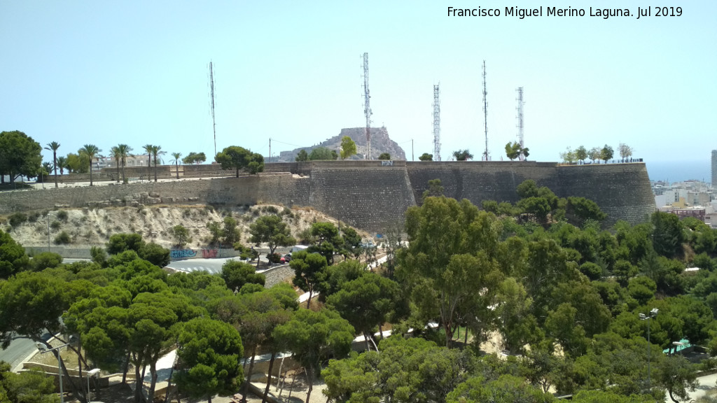 Castillo de San Fernando - Castillo de San Fernando. Al fondo el Castillo de Santa Brbara