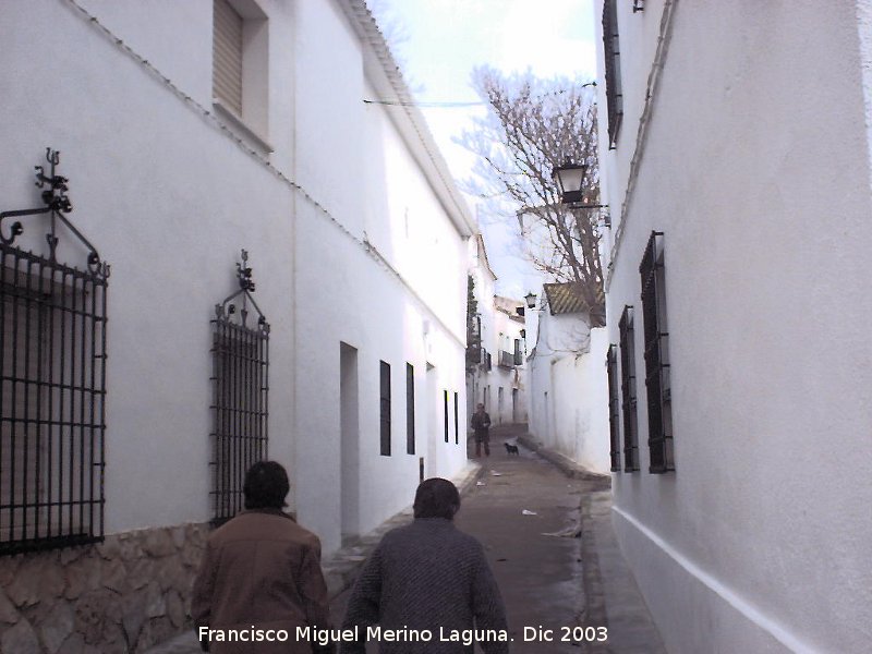 Casa de San Juan del Castillo - Casa de San Juan del Castillo. Calle, al fondo la casa