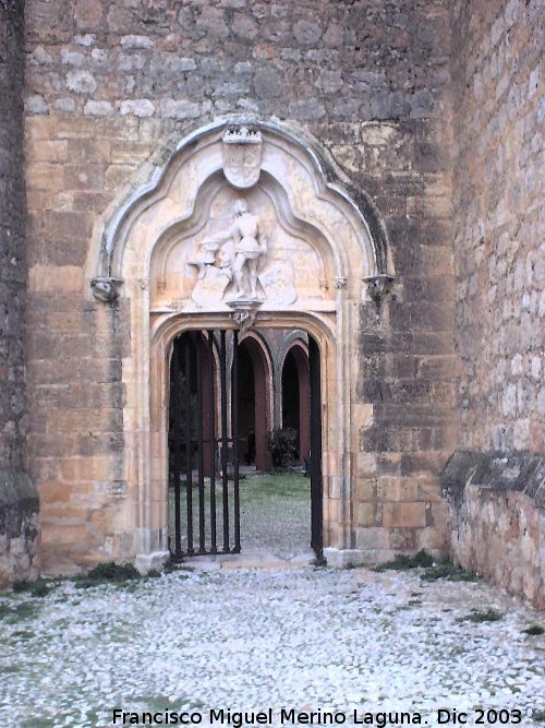 Castillo de Belmonte - Castillo de Belmonte. Puerta del Patio de Armas