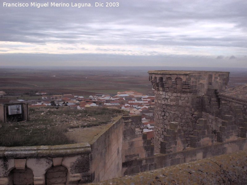 Castillo de Belmonte - Castillo de Belmonte. Adarve y torren circular