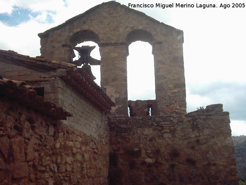 Ermita de la Virgen de la Zarza - Ermita de la Virgen de la Zarza. Espadaa en la muralla