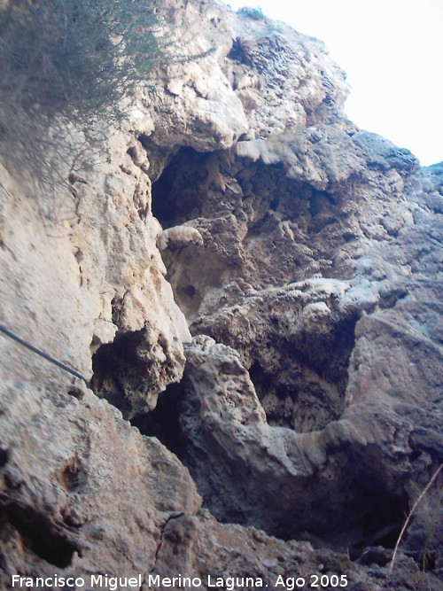 Cueva de Aguas Peas - Cueva de Aguas Peas. Formaciones rocosas antes de la cueva