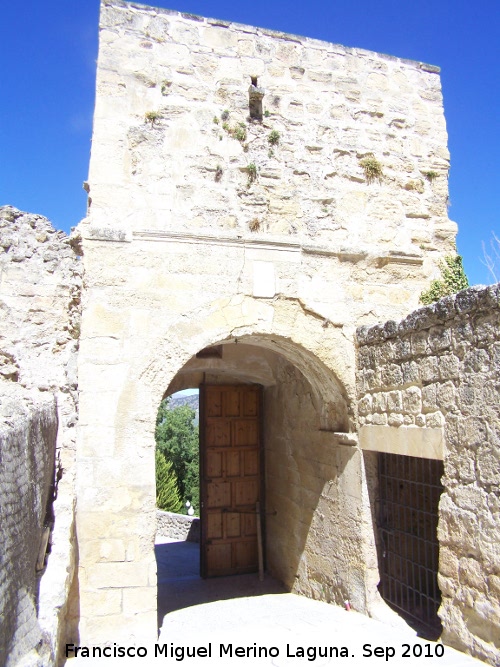 La Mota. Puerta de las Lanzas - La Mota. Puerta de las Lanzas. Intramuros, a la derecha la puerta de acceso al adarve de la muralla del Arrabal Viejo o de Santo Domingo