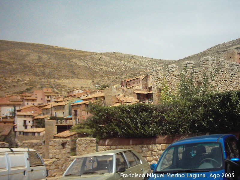 Murallas de Albarracn - Murallas de Albarracn. En la parte derecha las almenas de la torre del Portal y al fondo la muralla desde el Portal de Molina