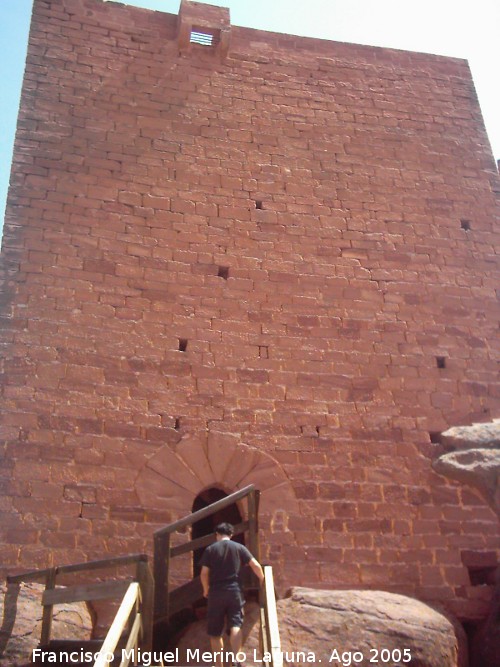 Castillo de Peracense - Castillo de Peracense. Torre de acceso al recinto intermedio