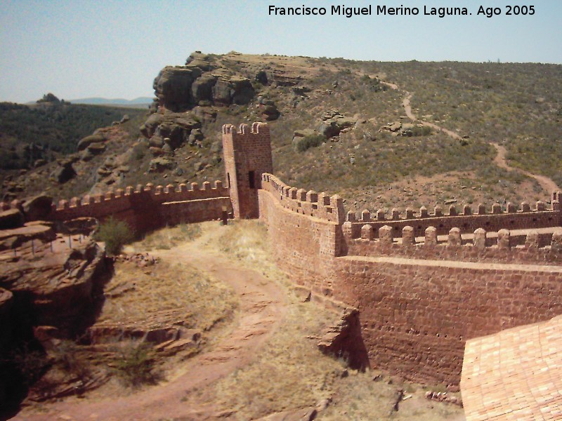 Castillo de Peracense - Castillo de Peracense. Murallas del recinto exterior