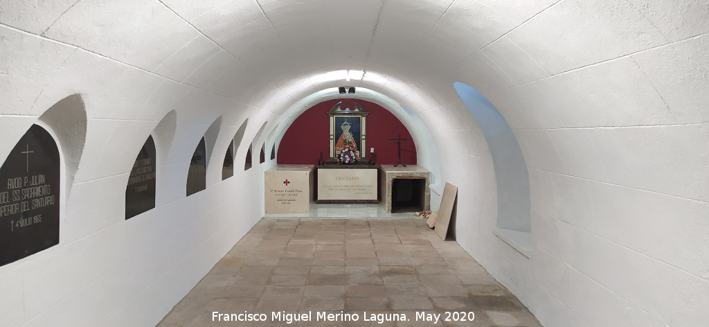 Santuario de la Virgen de la Cabeza - Santuario de la Virgen de la Cabeza. Columbario donde se encuentra la tumba del Capit�n Cortes