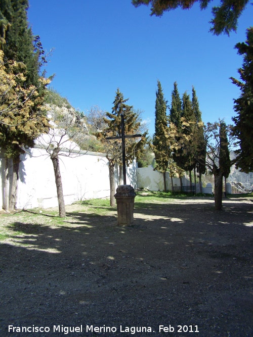 Iglesia de la Encarnacin - Iglesia de la Encarnacin. Explanada ante el santuario con una cruz en el centro