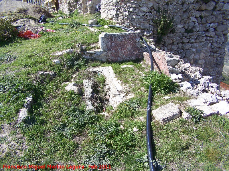 Castillo de Mocln - Castillo de Mocln. Restos de habitculo con pintura roja en las paredes