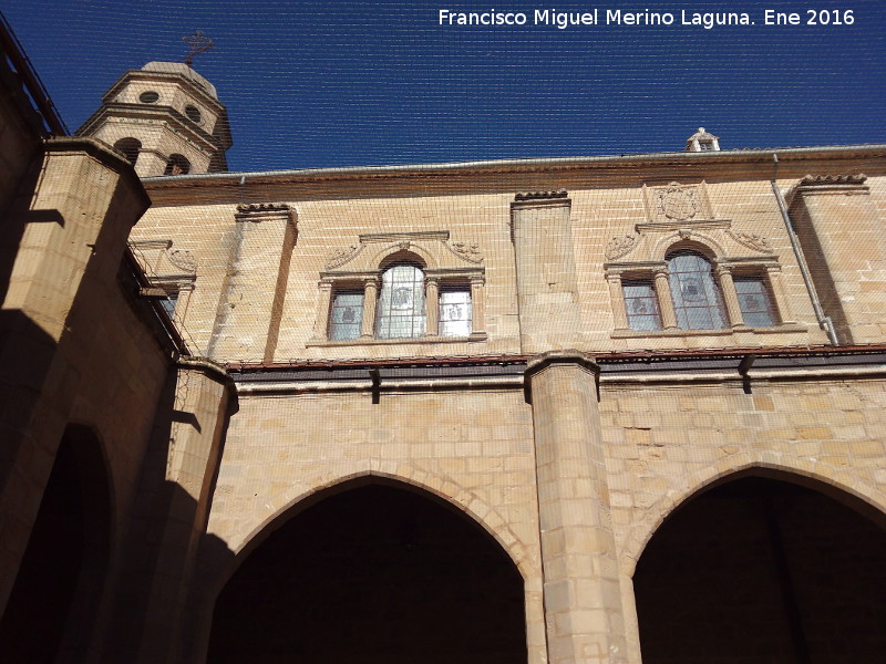 Catedral de Baeza. Claustro - Catedral de Baeza. Claustro. Vidrieras