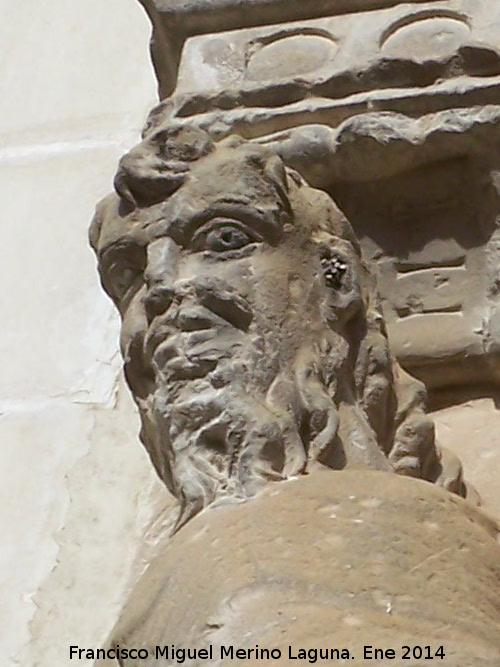 Casa de Los Avils - Casa de Los Avils. Rostro del tenante izquierdo