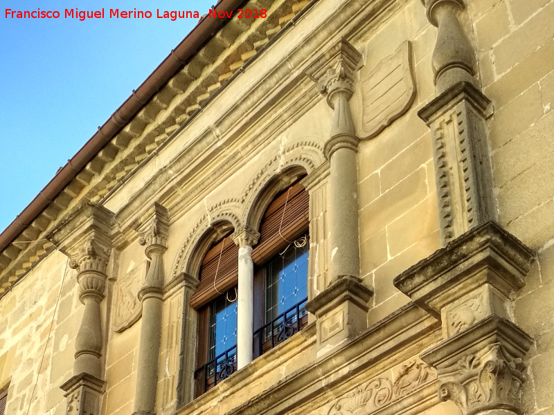 Casa de los Cabrera - Casa de los Cabrera. Ventana con parteluz y escudos