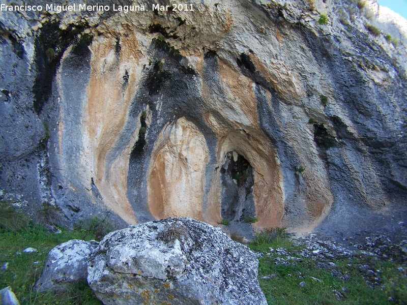 Pinturas rupestres de la Mella II - Pinturas rupestres de la Mella II. Con la roca a su entrada